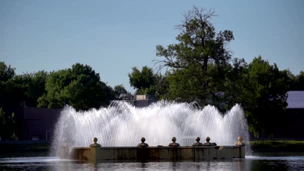 科罗拉多州丹佛市公园缓慢运动的饮水机 — 图库视频影像