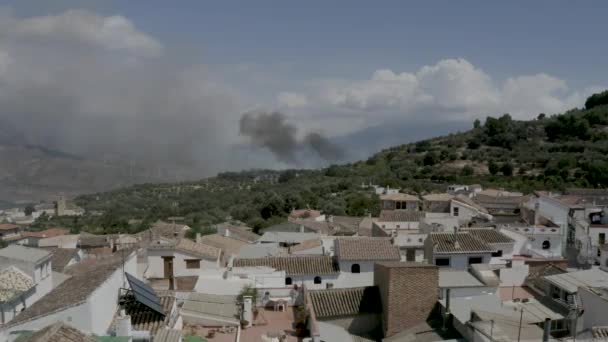 Incendios Forestales Borde Pueblo Con Edificios Olivares Antena Estática — Vídeo de stock