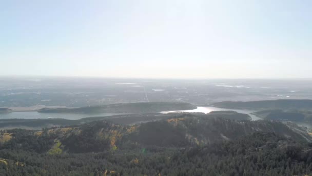 Drohnenaufnahmen Von Bergigem Gelände Wanderern Und Stadtbild Der Ferne Die — Stockvideo