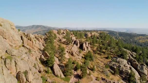 Dron Záběr Hornatého Terénu Turisté Město Krajiny Dálce Snímky Také — Stock video