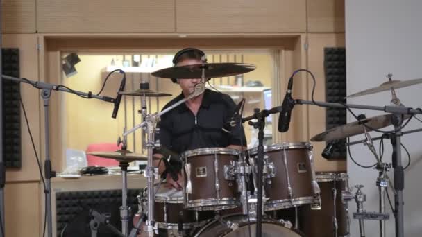 Фронтальный Вид Человека Играющего Барабанах Студии Звукозаписи — стоковое видео
