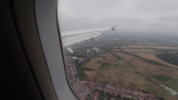 Vista Uma Janela Avião Sobre Reino Unido Câmera Lenta Durante — Vídeo de Stock