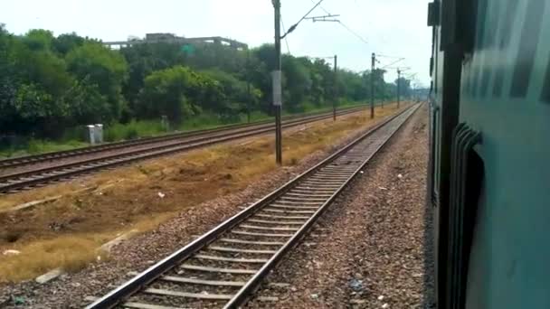 Indiano Treno Blu Esecuzione Pista Durante Mattina Close Shot — Video Stock