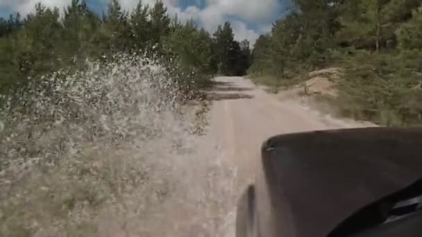 Auto Guida Attraverso Pozzanghera Spruzzi Acqua Una Strada Sterrata — Video Stock