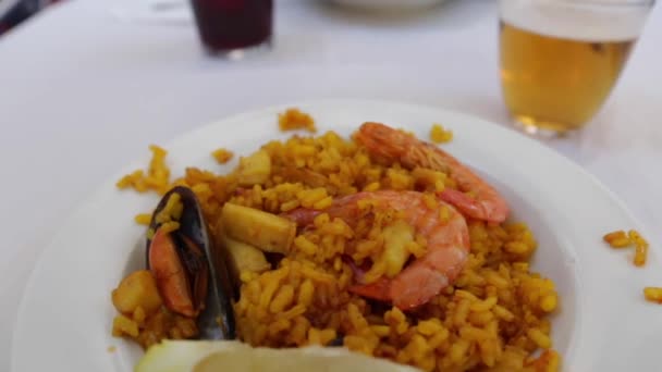 典型的なバレンシア料理 エビ貝レモンとスペインのビールバレンシアスペイン — ストック動画