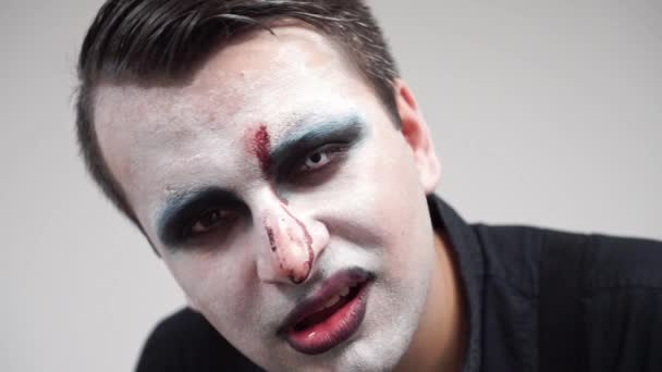 Sorriso Estranho Homem Com Pintura Facial Movimento Lento Close — Vídeo de Stock