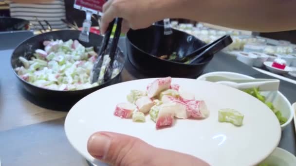 Salata Büfesinde Kereviz Salatası Ile Taze Yengeç Stoğu Tabağa Toplandı — Stok video