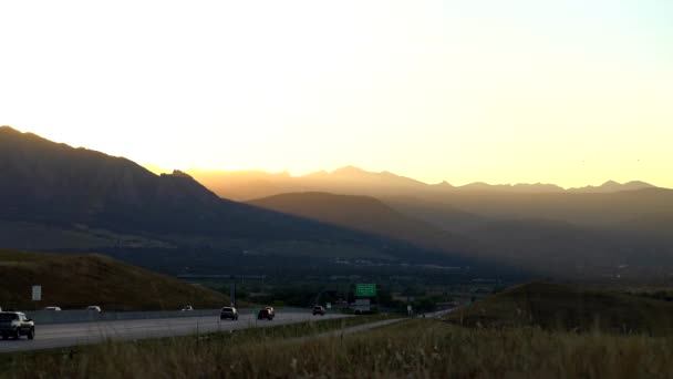 Flujo Tráfico Us36 Sobre Fondo Montañas Puesta Sol — Vídeos de Stock