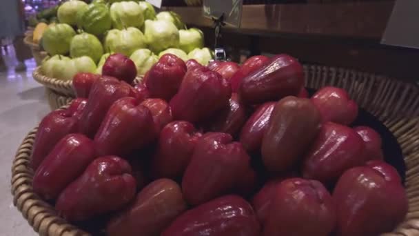 Panning Camera Het Fruit Plank Stal Supermarkt Met Veel Rozenappel — Stockvideo