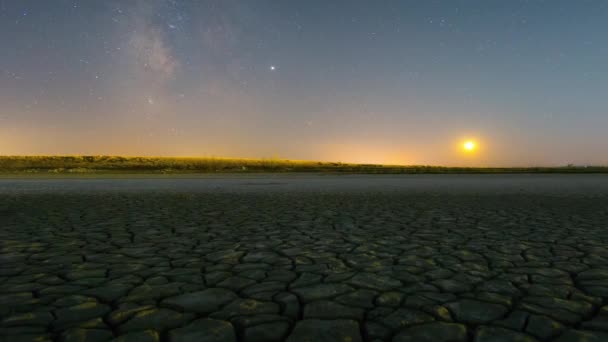 Vía Láctea Subiendo Cielo Nocturno Luna Saltando Oeste Tierra Agrietada — Vídeo de stock