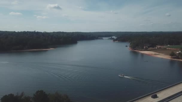クレムソンSc近くのハートウェル湖貯水池の空中飛行 — ストック動画