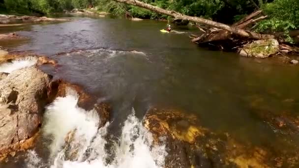 Drone Mengikuti Kayak Menuruni Air Terjun — Stok Video