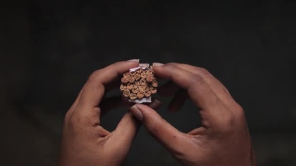 Begreppet Tobaksberoende Pov Eller Synvinkel Skott Händer Som Försöker Använda — Stockvideo