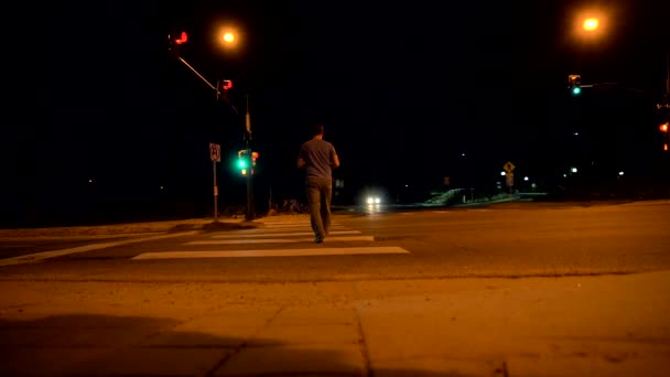 Homem Atravessando Rua Noite Câmera Lenta — Vídeo de Stock