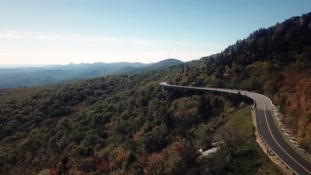 Aerial Linn Cove Wiadukt Dziadka Mountain Hawksbill Table Rock Mountain — Wideo stockowe