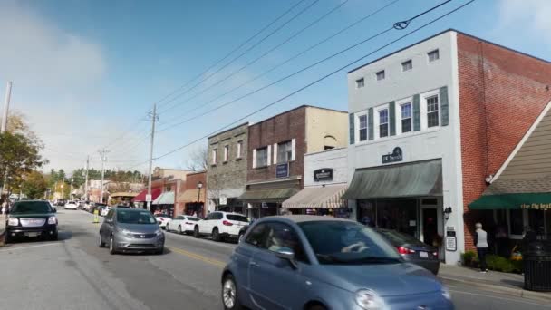 Downtown Blåser Rock North Carolina Med Trafik — Stockvideo