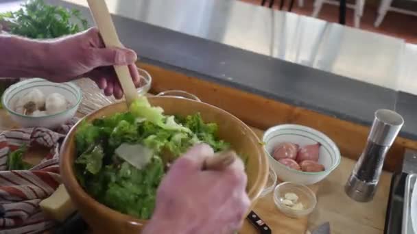 Het Mengen Van Salade Met Houten Keukengerei — Stockvideo