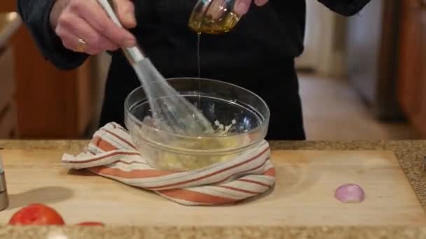 Misturar Óleo Com Ingredientes Para Fazer Molho Salada — Vídeo de Stock