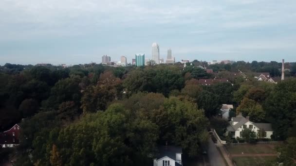 Низкий Воздушный Толчок Уинстон Салем Северная Каролина Skyline Над Деревьями — стоковое видео