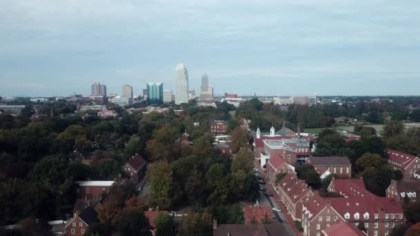 Aerial Push Old Salem Foreground Dengan Winston Salem Skyline Background — Stok Video