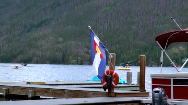 Флаг Колорадо Развевающийся Гранд Лейк — стоковое видео