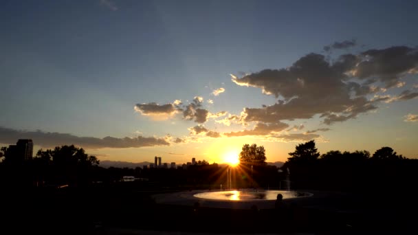 Günbatımında Şehir Parkından Denver Ufuk Çizgisi Görüldüğü Gibi — Stok video