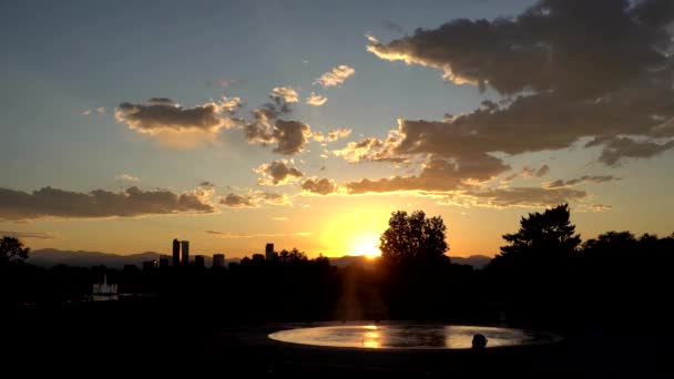 日落时从城市公园看到的丹佛天际线 — 图库视频影像