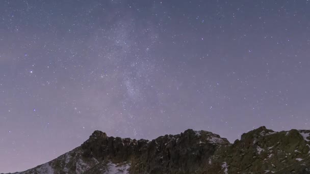 ガダラマ国立公園 マドリード スペインの山の峰の後ろに天の川 地球の自転を示す夜空のタイムラプスを閉じます — ストック動画