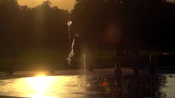 Kinderen Spelen Met Water Het City Park Van Denver Colorado — Stockvideo