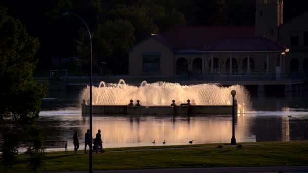 Personnes Marchant Dans Parc Municipal Denver Colorado Sur Fond Lac — Video
