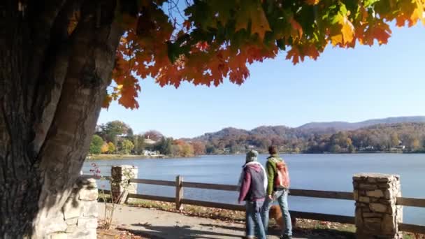 Mensen Wandelen Lake Junaluska — Stockvideo