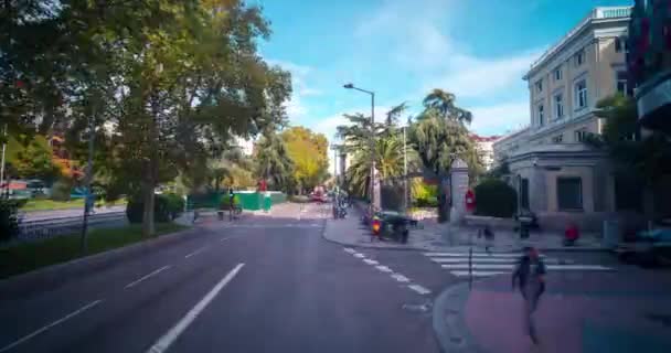 マドリード経由の運転の高速化 ネプトゥノ広場からサンティアゴ ベナベウ スタジアムまでの運転ポフ — ストック動画
