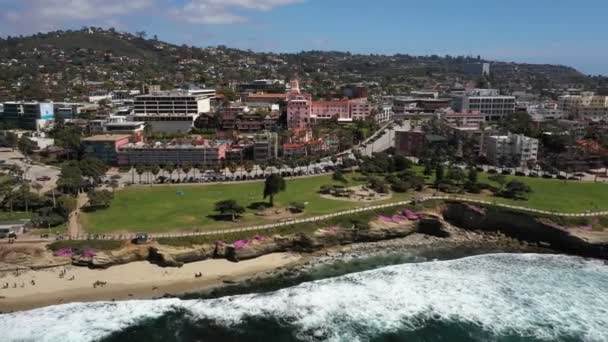 Drone Volando Reversa Lejos Tierra Sobre Parque Oceánico Jolla California — Vídeos de Stock