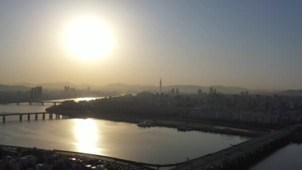 ソウルの漢江の日の出 ドローン映像は橋や道路に沿って水や交通の太陽の反射をキャプチャします — ストック動画