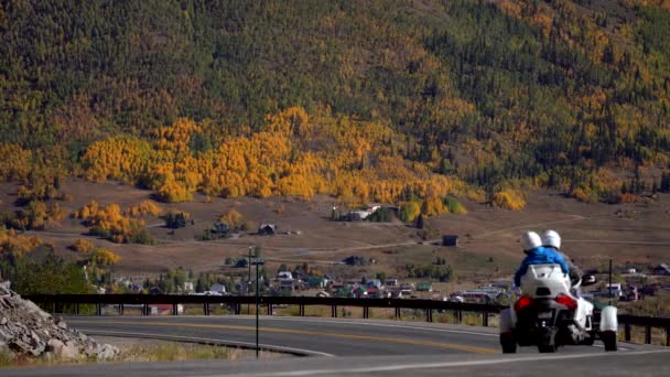 Триколісний Мотоцикл Подорожує Шосе Мілліон Долар Горах Сан Хуан Колорадо — стокове відео