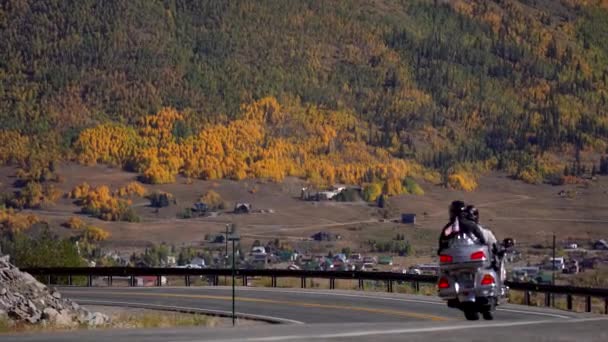 在科罗拉多州圣胡安山区的百万美元公路上旅行的摩托车 — 图库视频影像