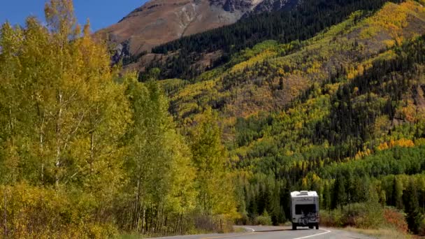 コロラド州サンファン山脈の100万ドルの高速道路を走行するホワイトRv — ストック動画