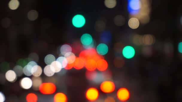 交通信号のボケ フォーカスのうち 夜にぼやけた車のライト — ストック動画