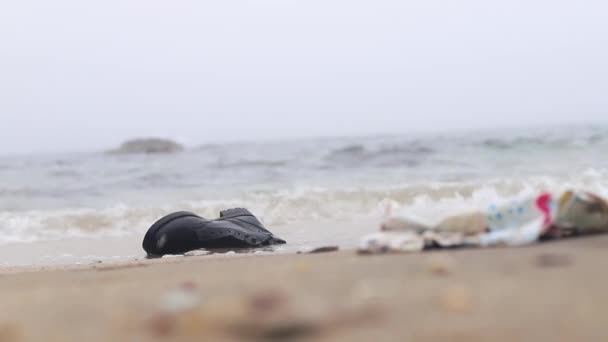 Katastrofa Ekologiczna Piaszczysta Plaża Plastikowymi Torbami Ubraniami — Wideo stockowe