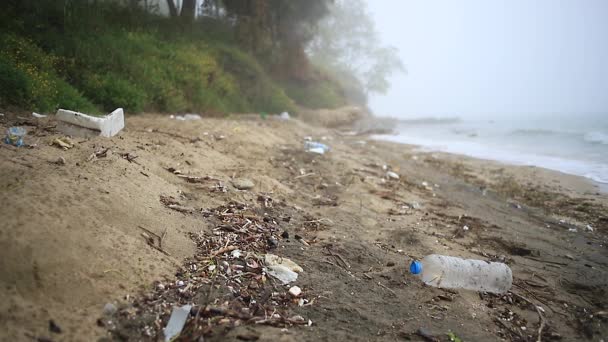 Desastre Plástico Botella Agua Plásticos Una Playa Arena — Vídeos de Stock