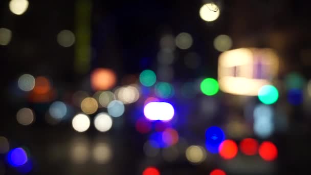 交通信号のボケ 夜になると警察の車の照明がぼけて — ストック動画