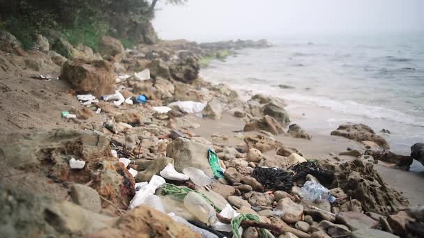 Plastikkatastrophe Voller Plastikmüll Einem Nebligen Sandstrand — Stockvideo