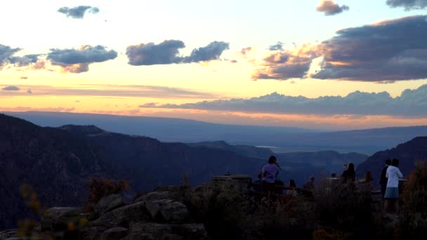 Emberek Naplementét Néznek Gunnison Nemzeti Park Fekete Kanyonjának Naplementekor — Stock videók