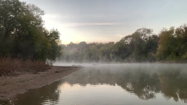 Ένα Ποτάμι Του Τέξας Μέσα Στην Πρωινή Ομίχλη Ήλιος Ανατέλλει — Αρχείο Βίντεο