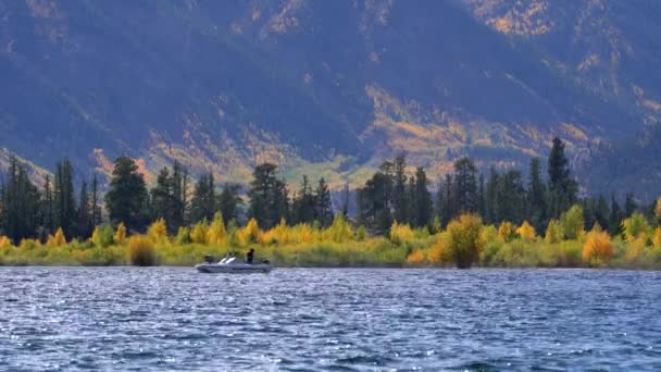 Männer Angeln Vor Dem Hintergrund Herbstlicher Farben Den Rocky Mountains — Stockvideo