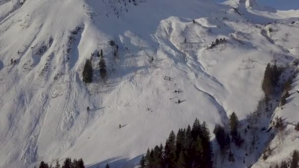 Drohne Steigt Den Verschneiten Bergen Auf — Stockvideo