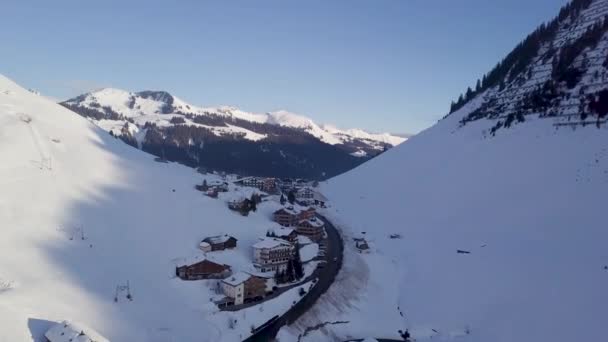 Drohne Fliegt Über Skigebiet — Stockvideo