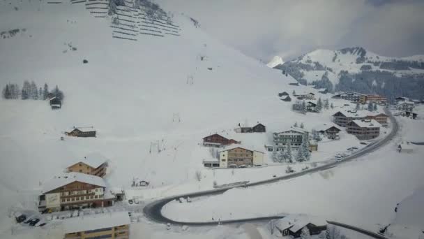 Drone Klimmen Een Skigebied Oostenrijkse Alpen — Stockvideo