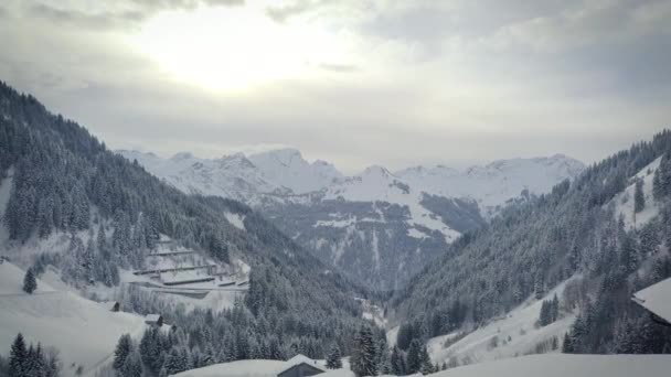 Drone Che Vola Trhrough Una Valle Innevata Nelle Alpi Austriache — Video Stock