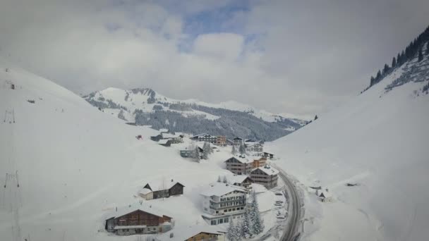 Беспилотник Спускается Лыжном Курорте Австрийских Альпах — стоковое видео